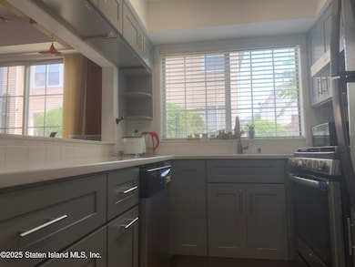 56 Saturn Ln unit 56, Staten Island, NY 10314 - photo 7