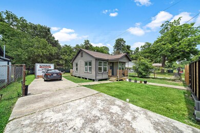113 Wallace St, Houston, TX 77022 - photo 2