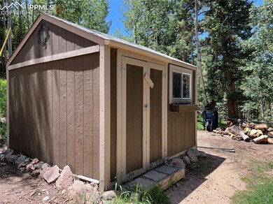Great shed has work bench and shelving