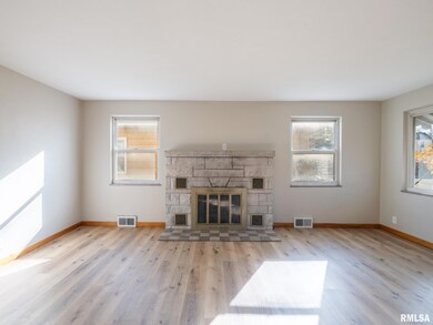 1328 N 11th St, Pekin, IL 61554 - photo 6