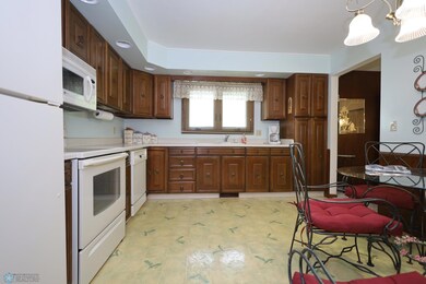 1907 Drees Dr, Grand Forks, ND 58201 - photo 5