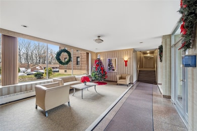 226-26 Union Turnpike unit 1R, Oakland Gardens, NY 11364 - photo 3