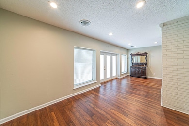 514 Lovell St, Grand Prairie, TX 75050 - photo 4