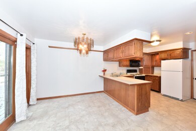 3405 Meadow Crest Cir, Gurnee, IL 60031 - photo 6