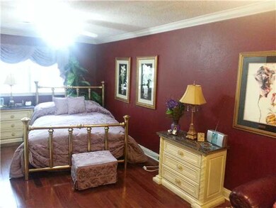 Mastersuite w/hardwood floors