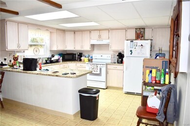 Newly remodeled kitchen w/ granite countertops