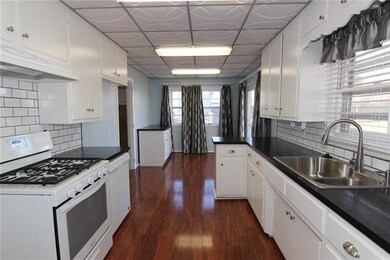 Beautiful eat in kitchen!