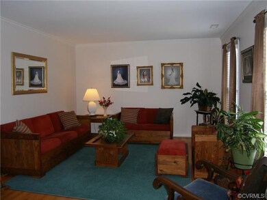 Living Room/Hardwood Floor, Crown Molding