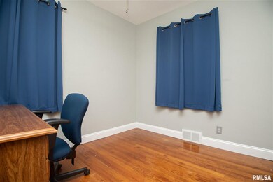 1437 W 38th St, Davenport, IA 52806 - photo 6