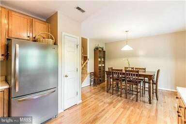 25235 Dunvegan Square, Chantilly, VA 20152 - photo 3