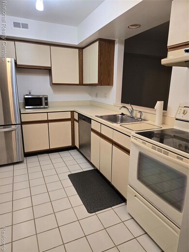 27354 Evergreen Rd unit 25, Lathrup Village, MI 48076 - photo 5