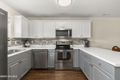 Kitchen w/ peninsula seating