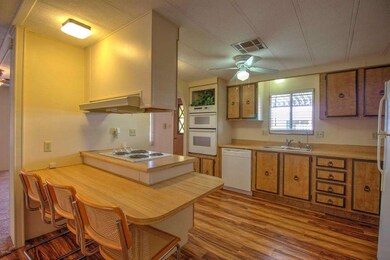 Kitchen & Breakfast Bar