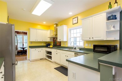 Bright & Sunny Kitchen w/Breakfast Bar & Stainless