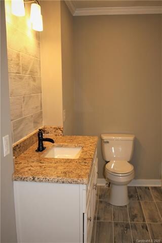 Granite top, tile flooring & backsplash