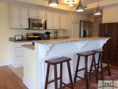 KITCHEN WITH BREAKFAST BAR