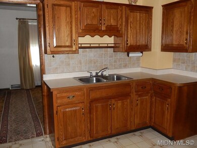 Kitchen w/Oak Cabinets