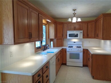 Fully applianced kitchen w/under counter lighting,