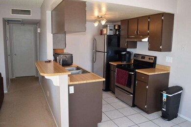 KITCHEN W/ BREAKFAST BAR