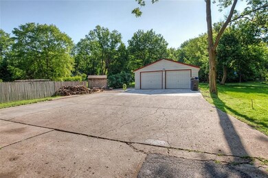 Driveway/Garage