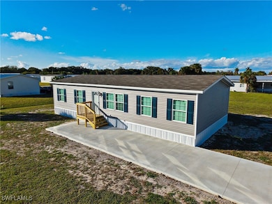 Manufactured / mobile home featuring a front lawn