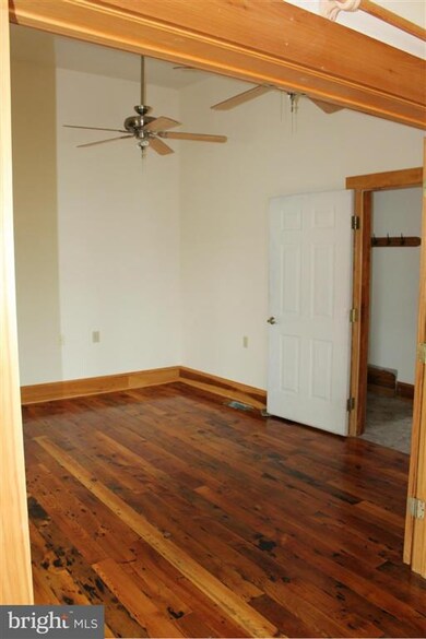 215 Piccadilly St, Edinburg, VA 22824 - photo 6