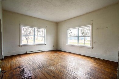 Hardwood floors all need refinishing. Nice size li