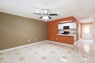 607 W Adoue St, Alvin, TX 77511 - photo 4