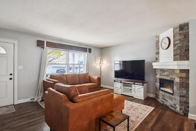 908 Van Dr, Williamsburg, IA 52361 - photo 4