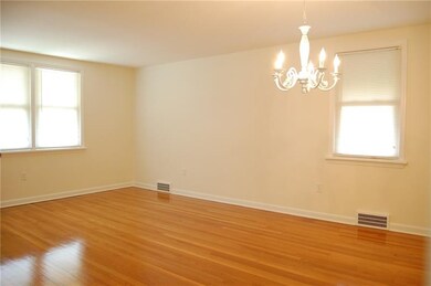 *LIVING ROOM / DINING ROOM COMBO