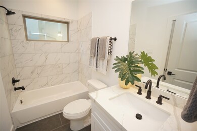 First floor en suite bathroom.