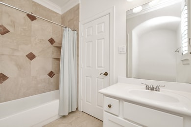 FIRST FLOOR ENSUITE BATH - Shower/tub combo with n