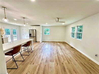 Amazing new kitchen with huge peninsula for up 7 people