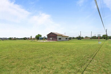 View of grassy yard