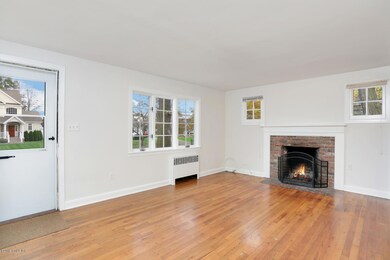 30 Riverside Ln Riverside CT-large-002-0