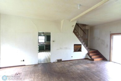 LIVING ROOM.JPG