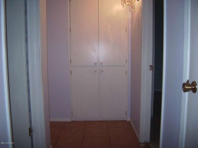 Another view of linnen closet