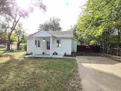 719 Maple Ave, Salina, KS 67401 - photo 2