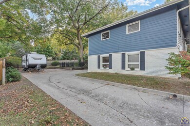 1615 SW 27th St, Topeka, KS 66611 - photo 2