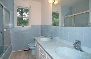 _RMJ6560.jpg 2nd bathroom