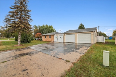 802 E 12th St, Vinton, IA 52349 - photo 3