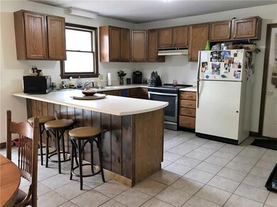 Spacious eat-in kitchen - direct...