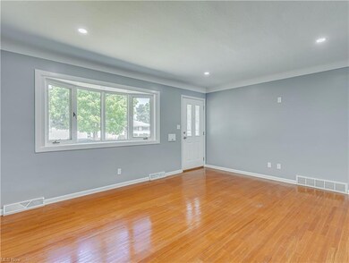 26384 Aaron Dr, Euclid, OH 44132 - photo 5