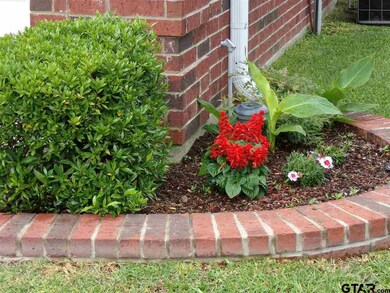 1919 Hollyglen Dr, Tyler, TX 75703 - photo 4