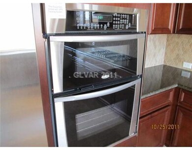 Kitchen. BUILT IN OVEN & MICROWAVE IN THE KITCHEN