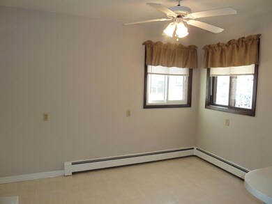 Dining Area (2 of 2)<|><|>
