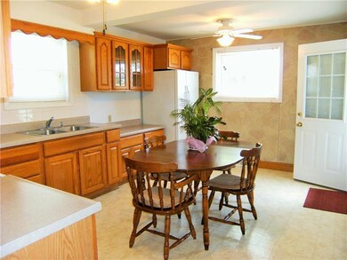 Large Eat-In Kitchen With Huge Pantry - Shows Doro