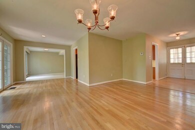 8519 Tysons Ct, Vienna, VA 22182 - photo 7