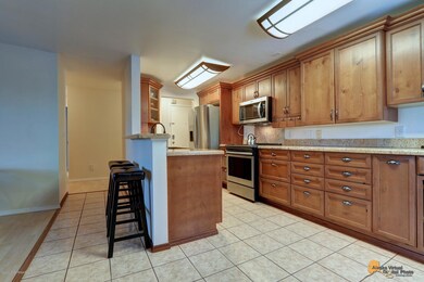 Beautiful Kitchen with Granite!