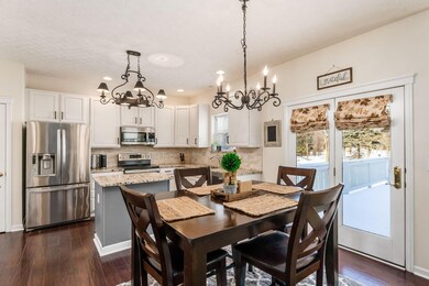 Eating area to kitchen
